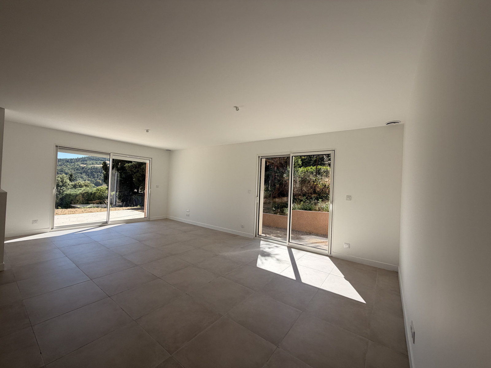 
                                                Vente
                                                 Maison contemporaine neuve - vue dégagée