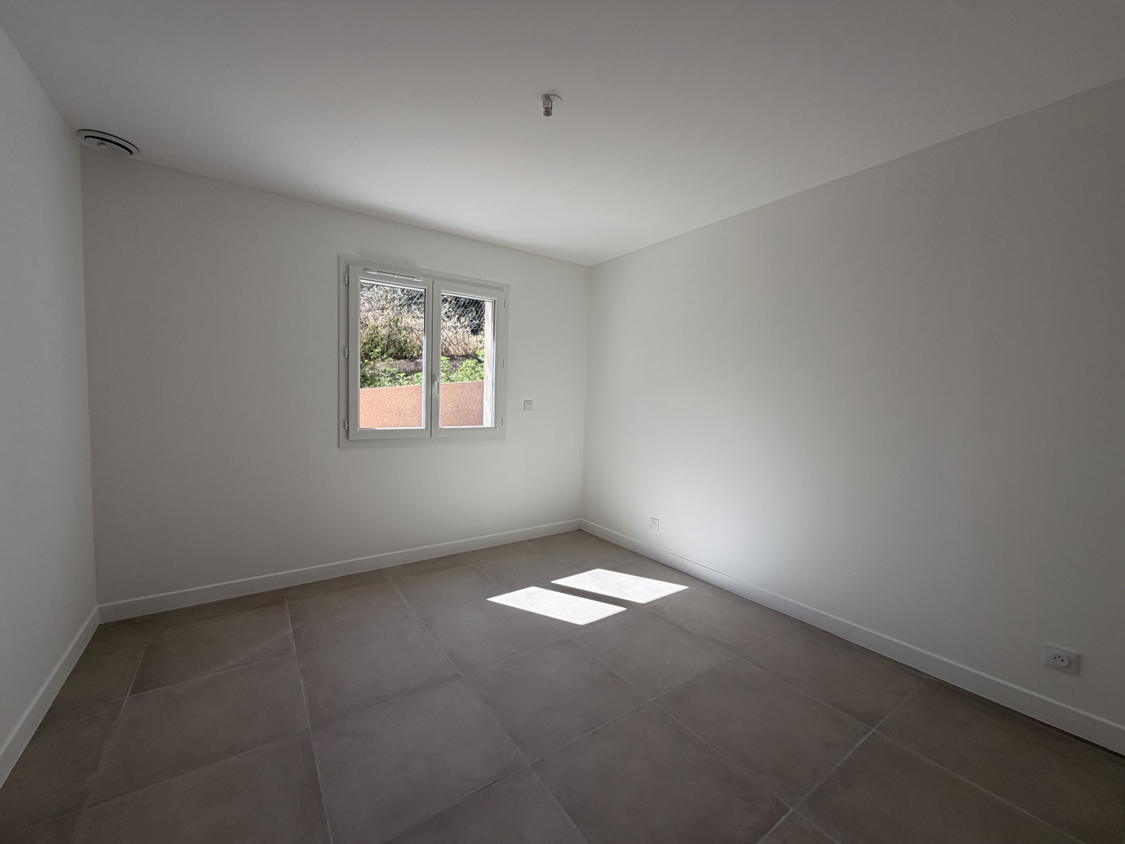 
                                                Vente
                                                 Maison contemporaine neuve - vue dégagée
