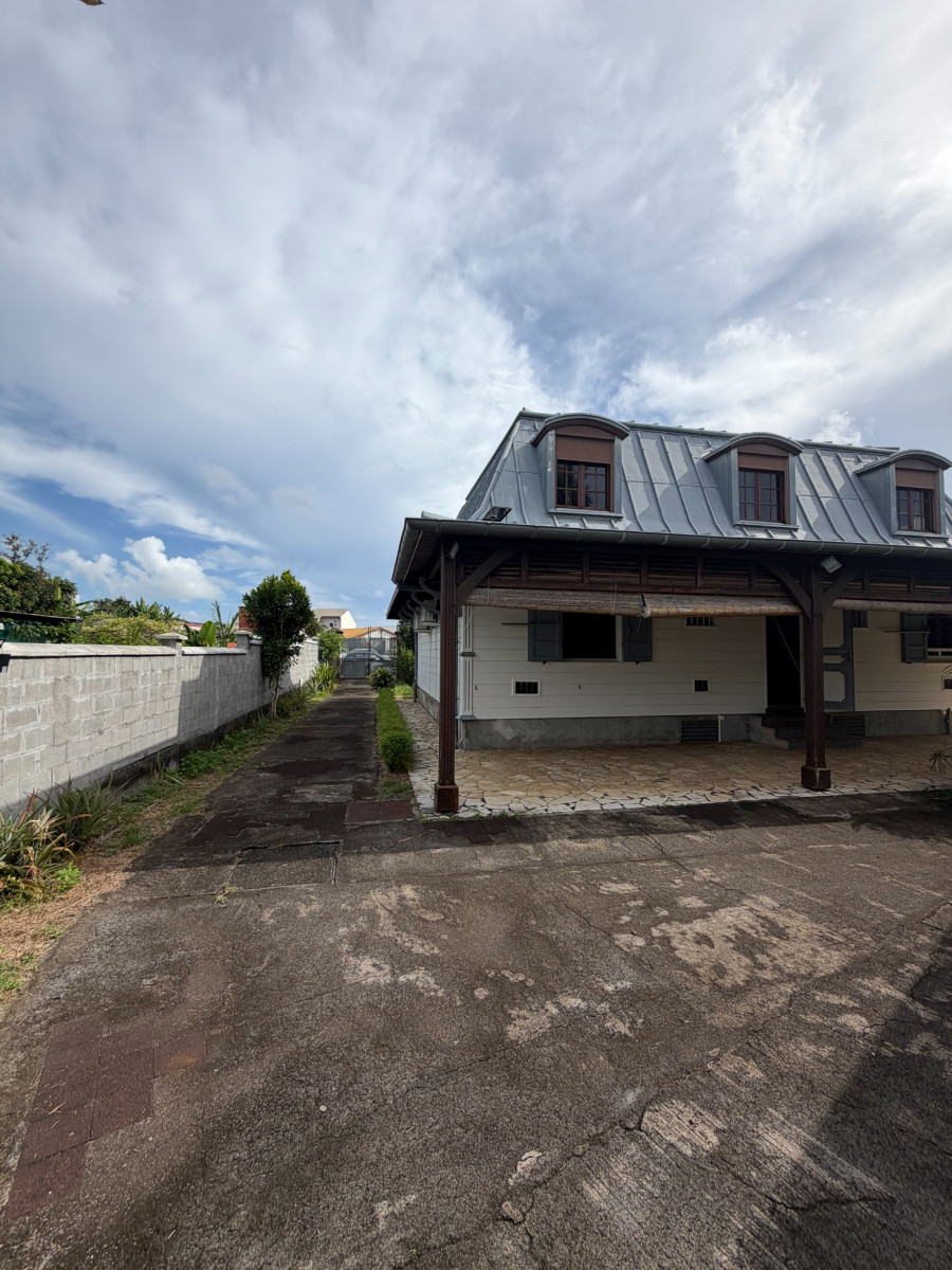 
                                                Location
                                                 Maison créole – Plus de 200m2 Bras-Panon