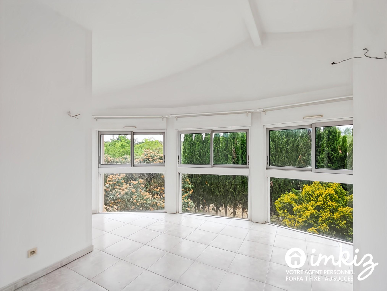 
                                                Vente
                                                 Maison d architecte de 7 pièces avec grand terrain