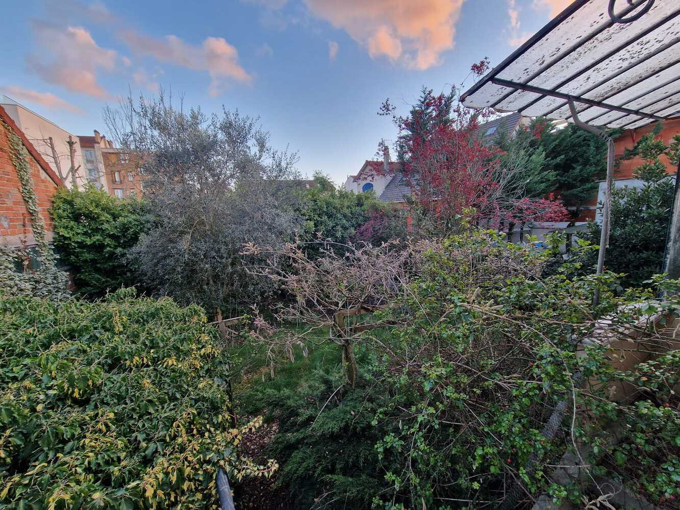 
                                                Vente
                                                 Maison d’habitation avec jardin, box, et ssol