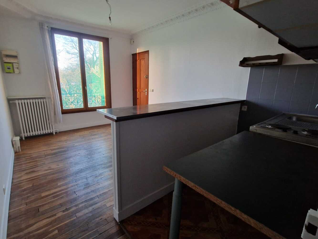 
                                                Vente
                                                 Maison d’habitation avec jardin, box, et ssol