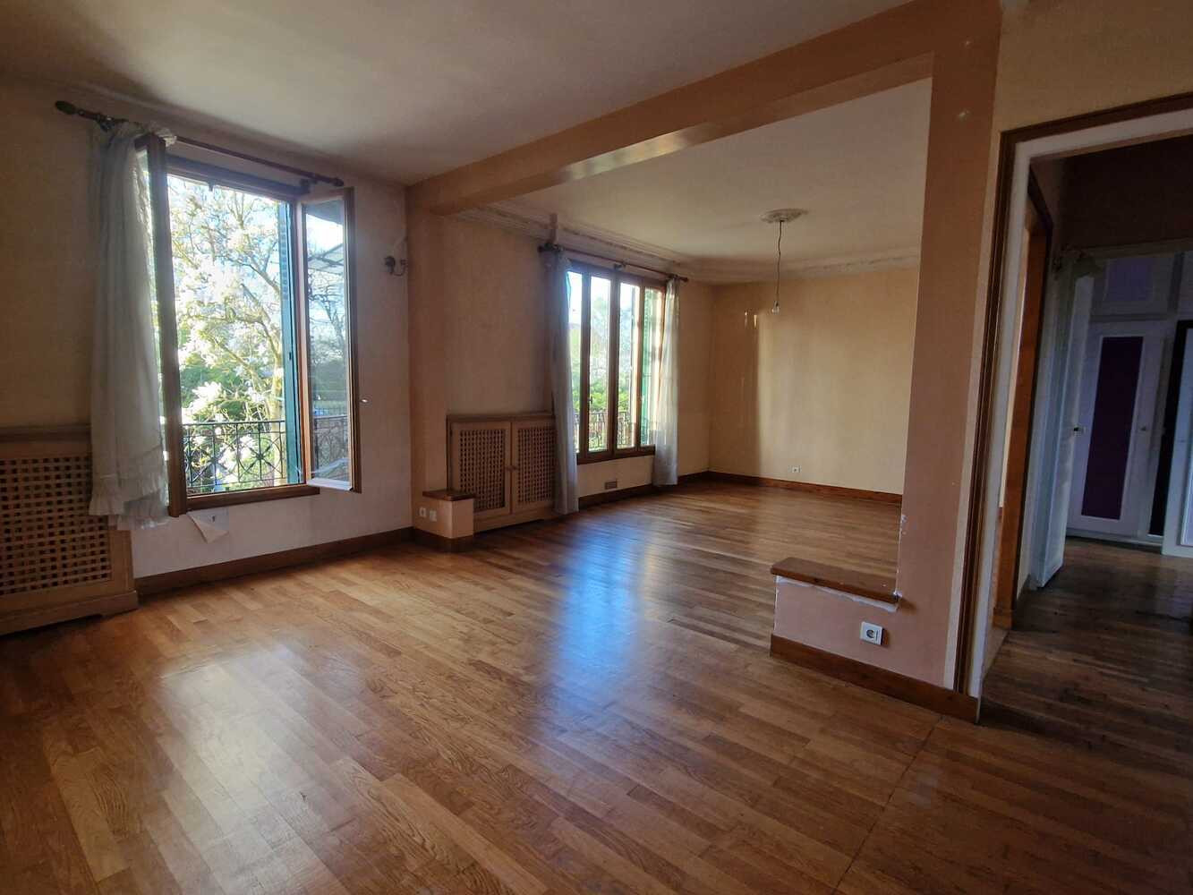 
                                                Vente
                                                 Maison d’habitation avec jardin, box, et ssol