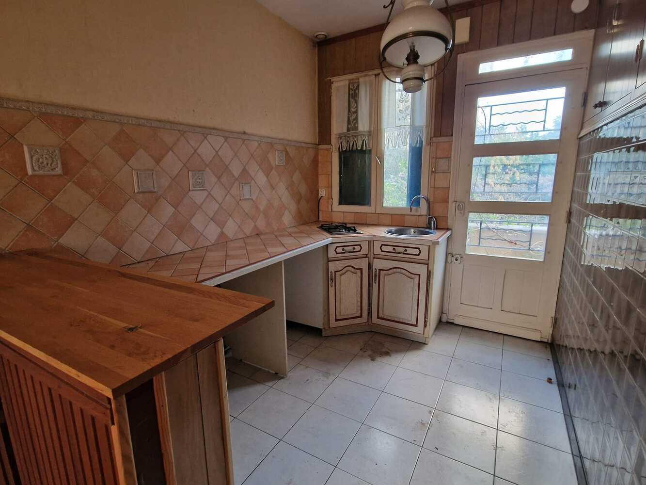 
                                                Vente
                                                 Maison d’habitation avec jardin, box, et ssol