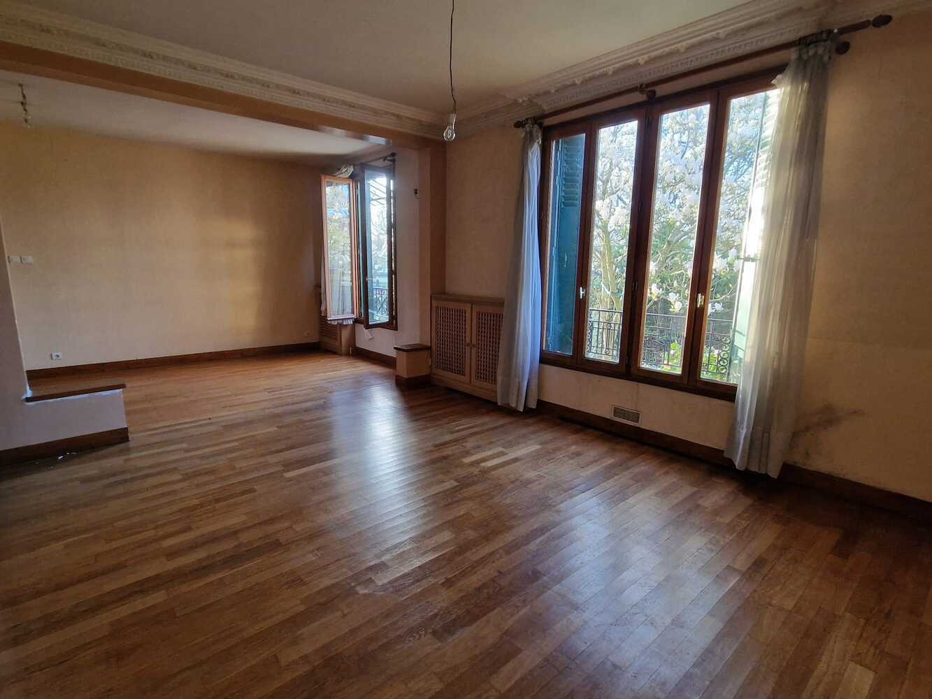 
                                                Vente
                                                 Maison d’habitation avec jardin, box, et ssol