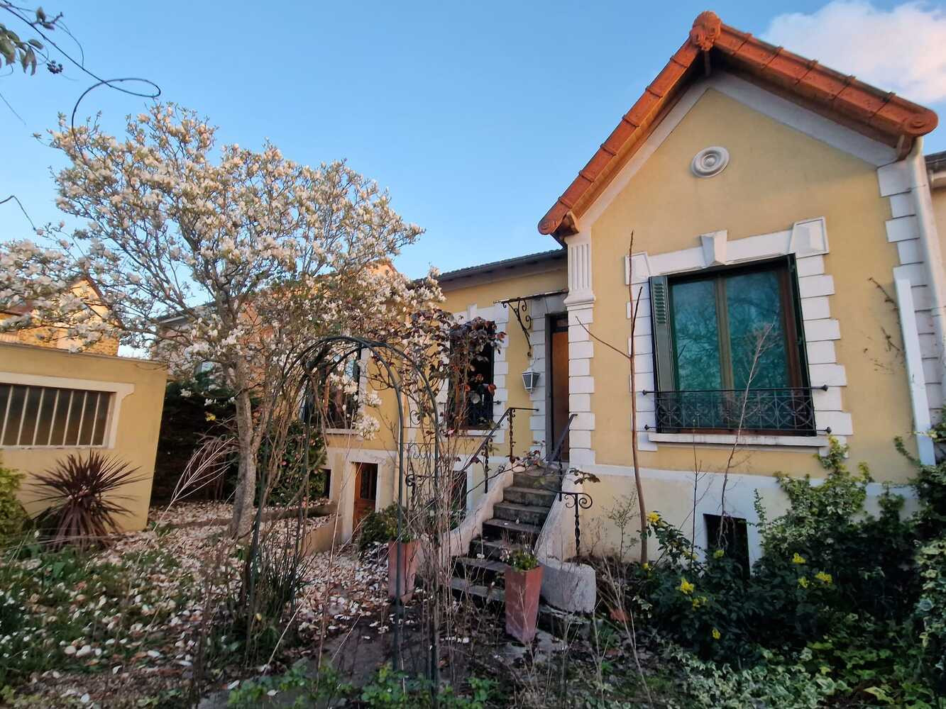 
                                                Vente
                                                 Maison d’habitation avec jardin, box, et ssol