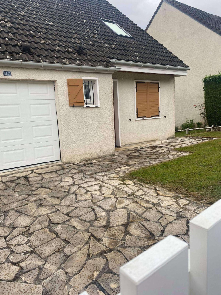 
                                                Location
                                                 Maison dans résidence tranquille