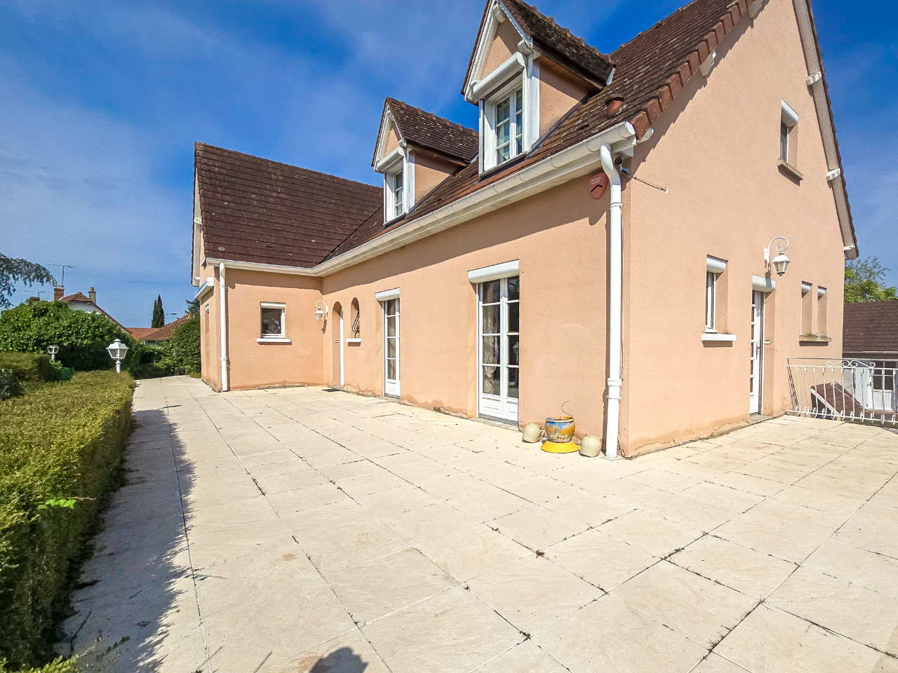 
                                                Vente
                                                 Maison d'architecte 220 m2 à Bessay-sur-Allier