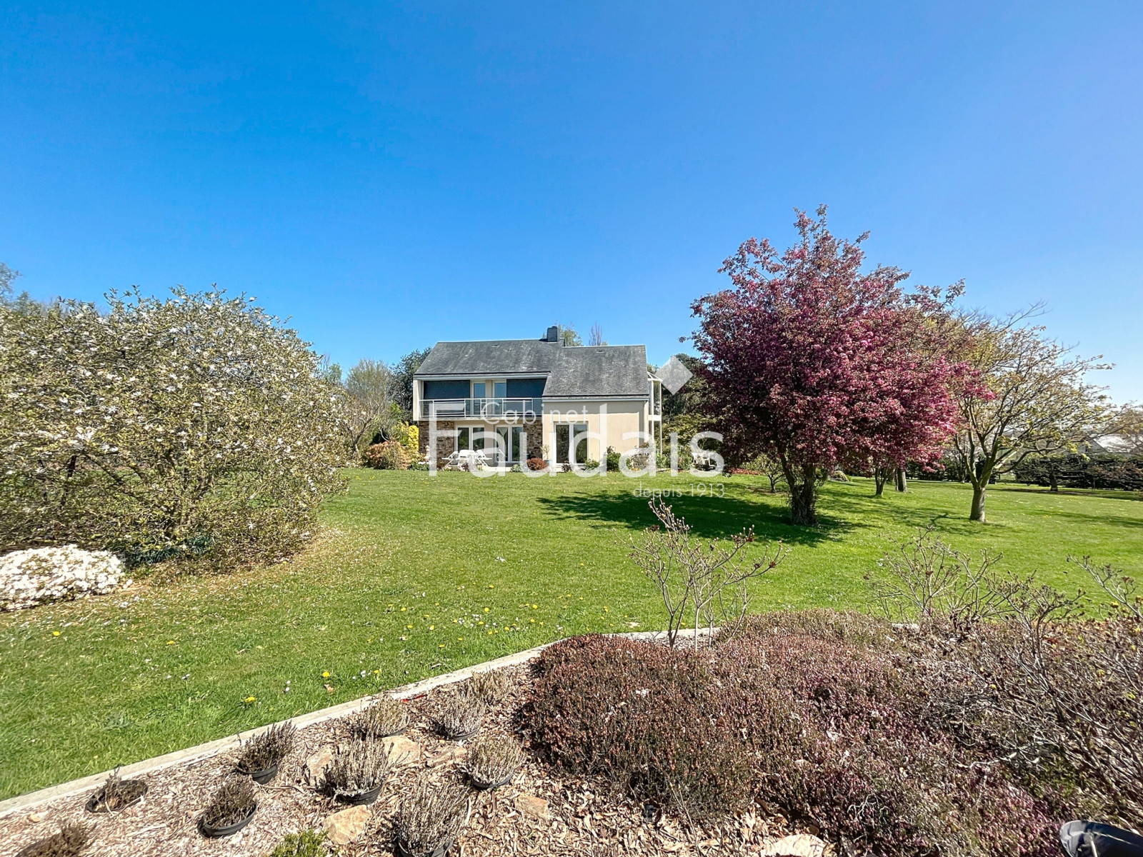 
                                                Vente
                                                 MAISON D'ARCHITECTE - A 10MN DE SAINT -LO