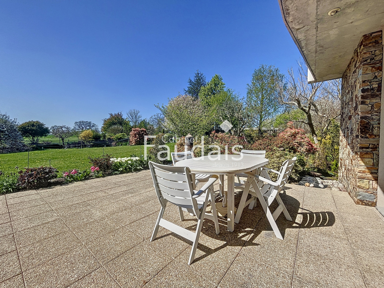 
                                                Vente
                                                 MAISON D'ARCHITECTE - A 10MN DE SAINT -LO