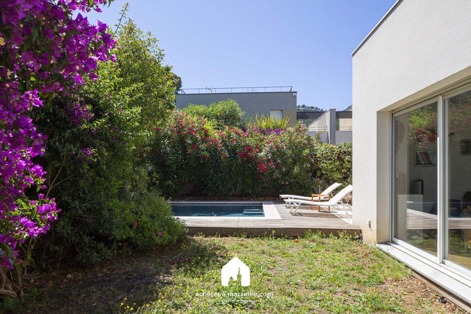 
                                                Vente
                                                 Maison de 120 m2 T4 avec piscine et Jardin