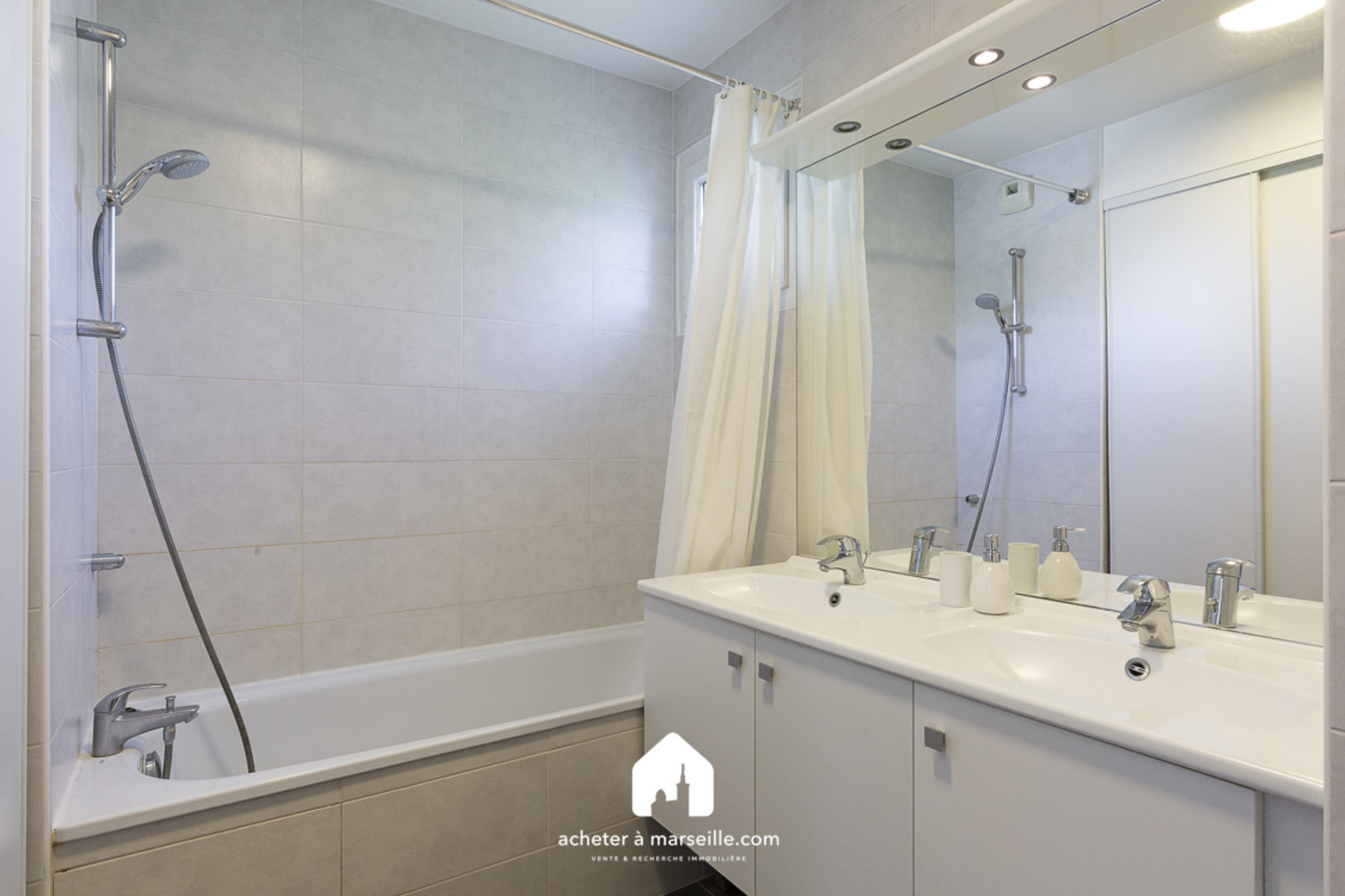 
                                                Vente
                                                 Maison de 120 m2 T4 avec piscine et Jardin