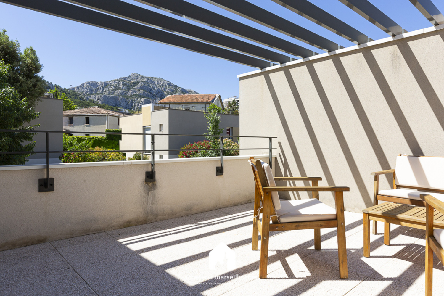 
                                                Vente
                                                 Maison de 120 m2 T4 avec piscine et Jardin