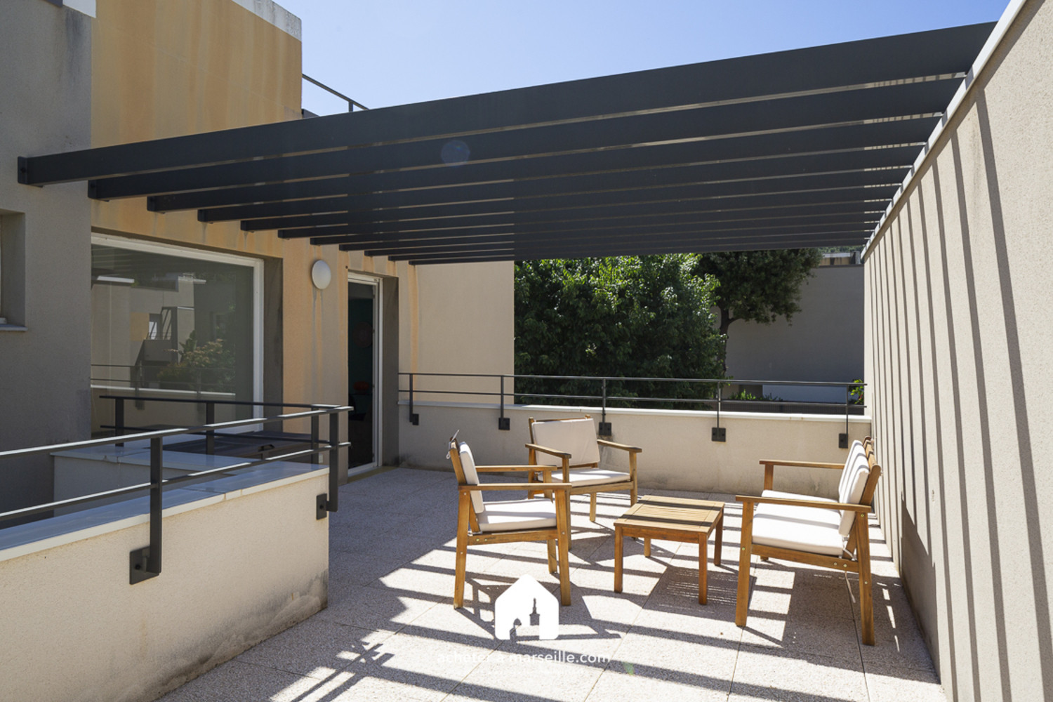 
                                                Vente
                                                 Maison de 120 m2 T4 avec piscine et Jardin
