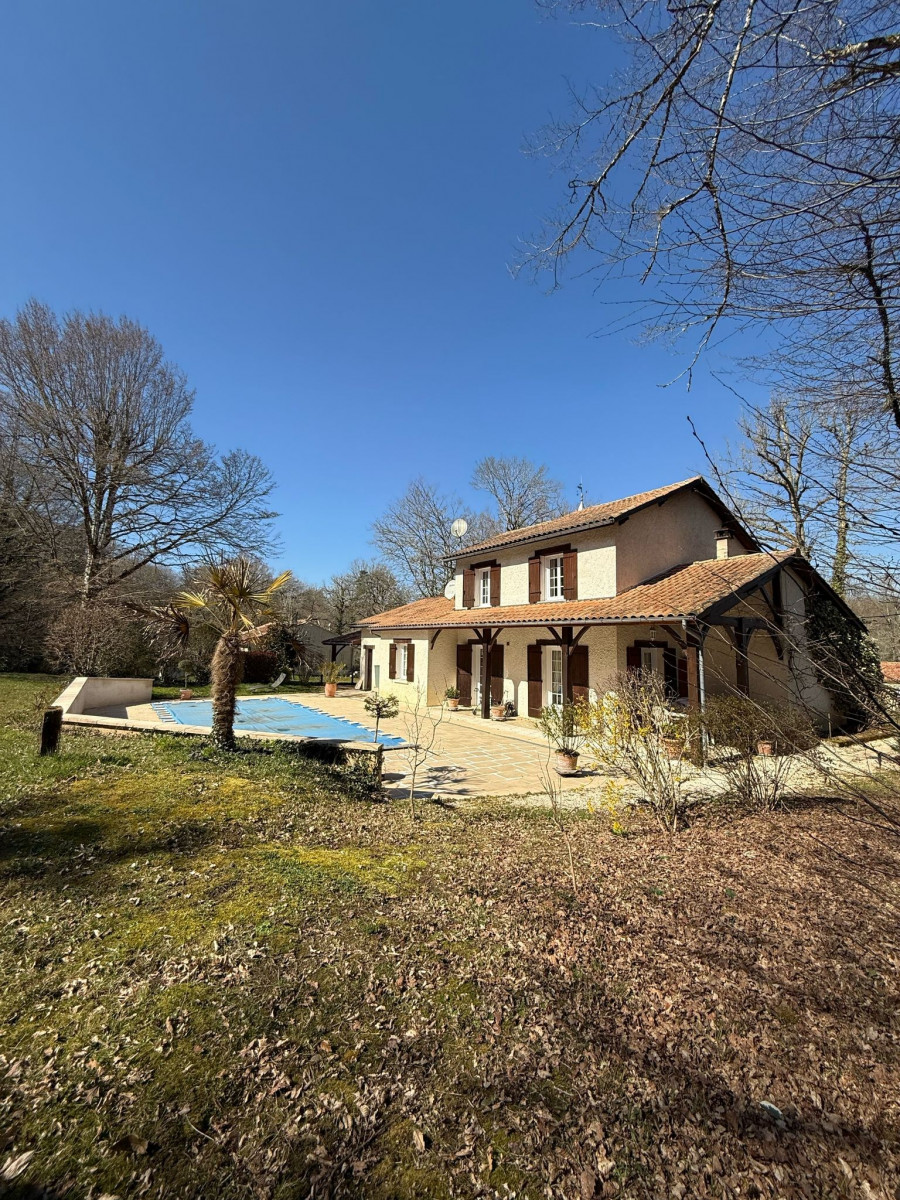 
                                                Vente
                                                 Maison de 120m2 5 pièces avec piscine