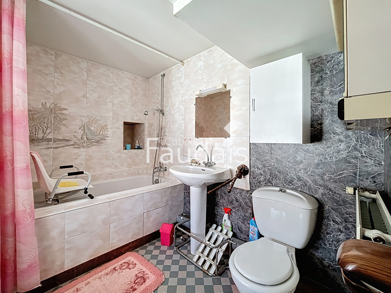 
                                                Vente
                                                 Maison de 126 m2 à Saint-Georges Montcocq, aux portes de Sai