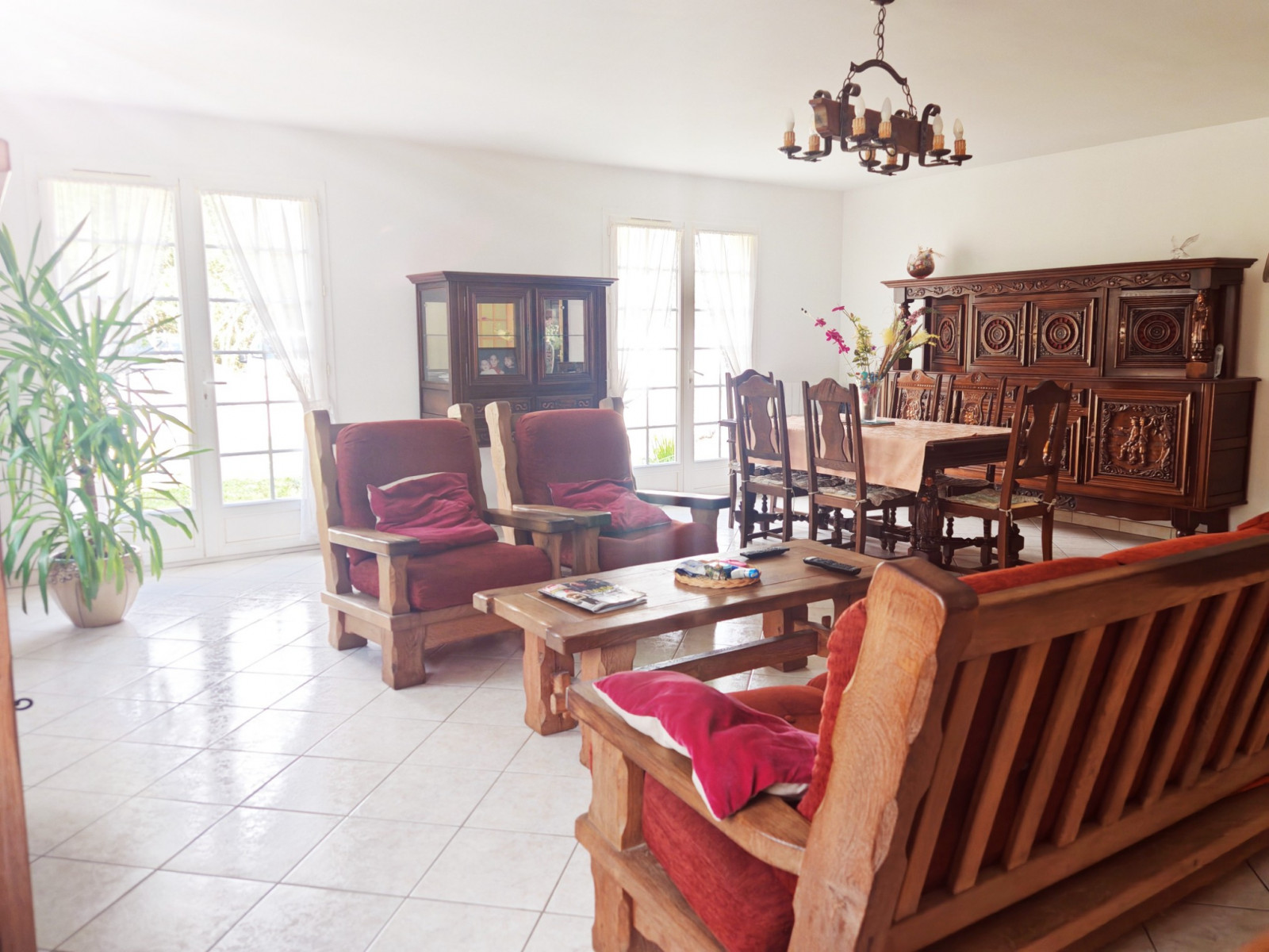 
                                                Vente
                                                 Maison de 140m2- 3 chambres- Piscine- Garage-