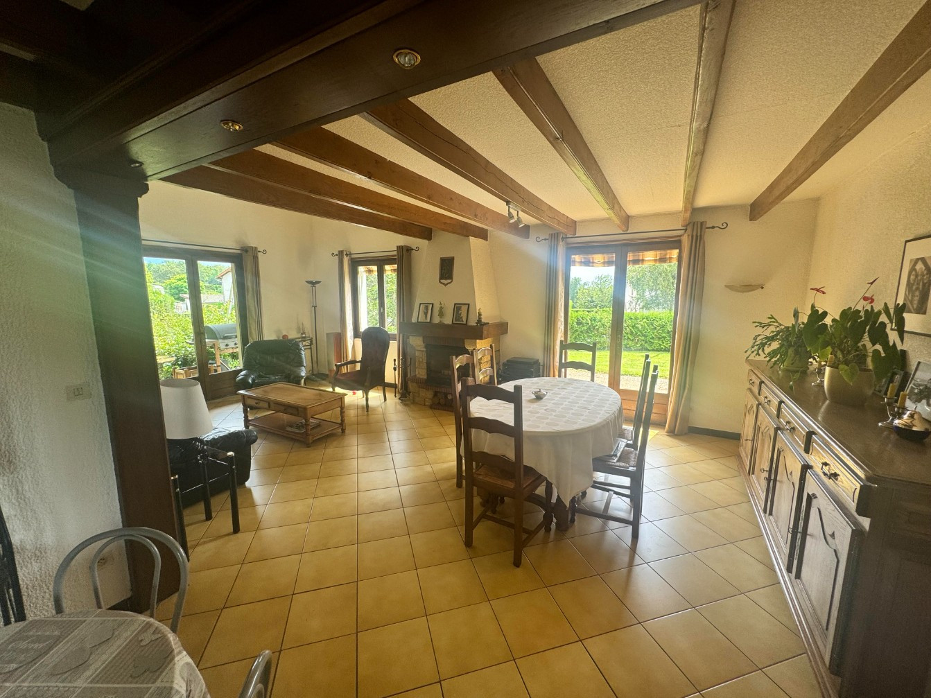 
                                                Vente
                                                 Maison de 168 M² avec piscine à VOUGY
