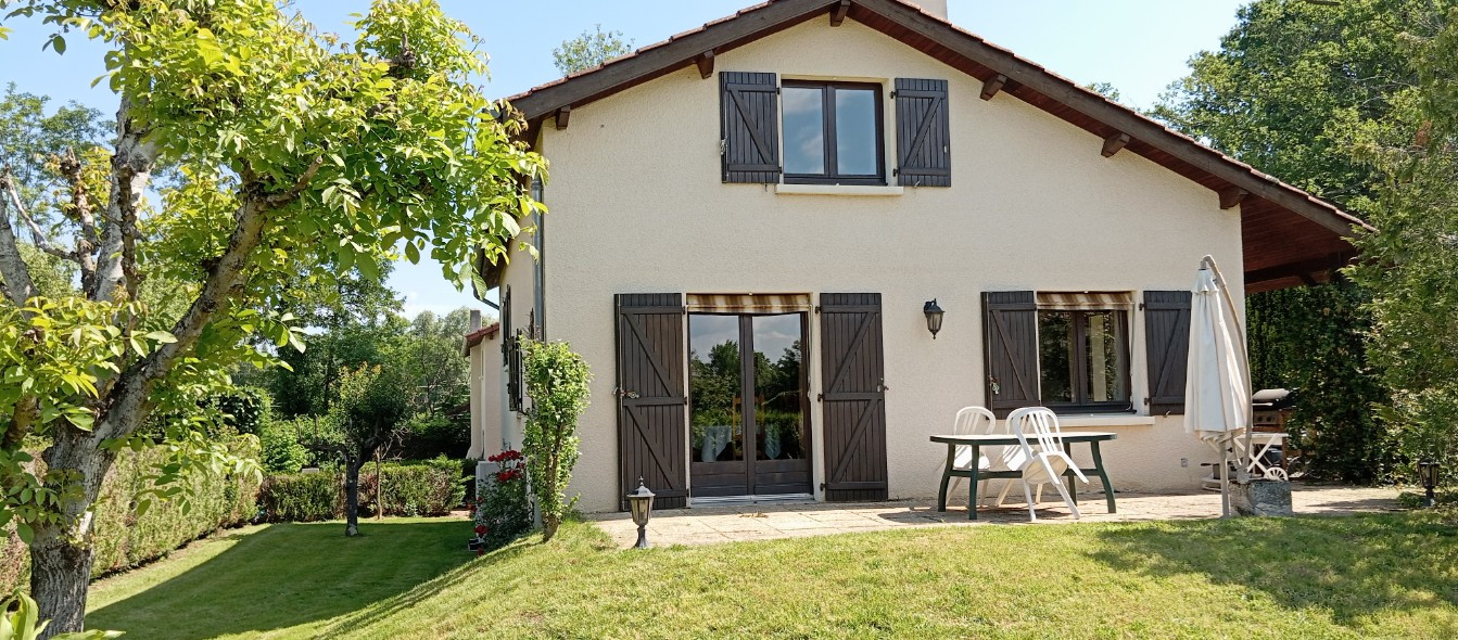 
                                                Vente
                                                 Maison de 168 M² avec piscine à VOUGY