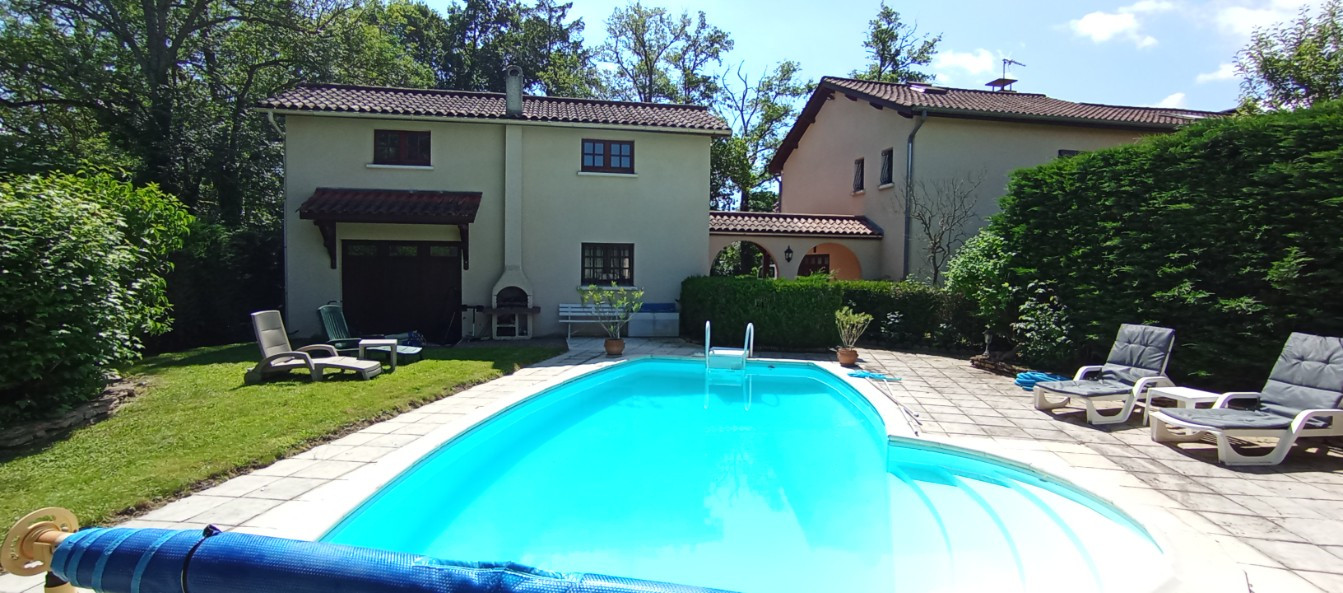 
                                                Vente
                                                 Maison de 168 M² avec piscine à VOUGY