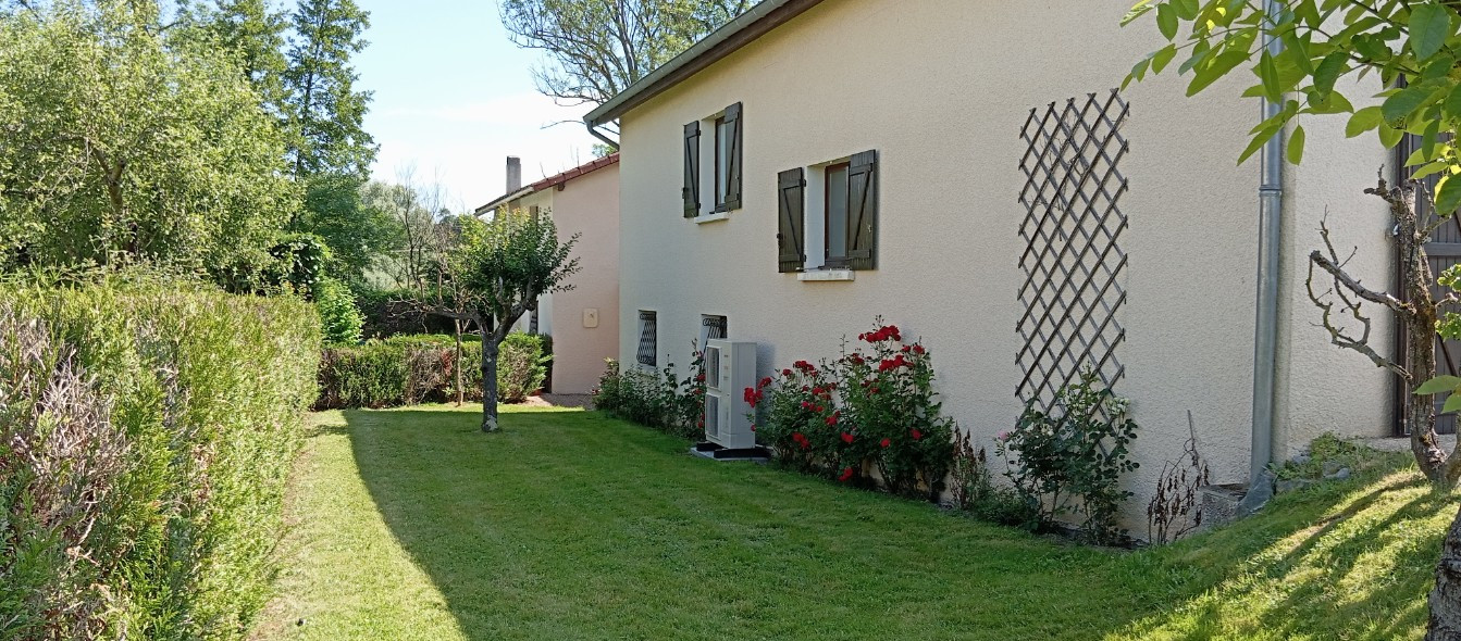 
                                                Vente
                                                 Maison de 168 M² avec piscine à VOUGY