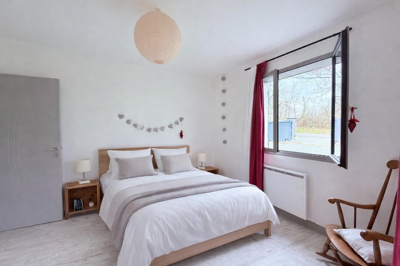 
                                                Vente
                                                 Maison de 170m2; 4 chambres avec dépendances et garages 3780m2 de terrain