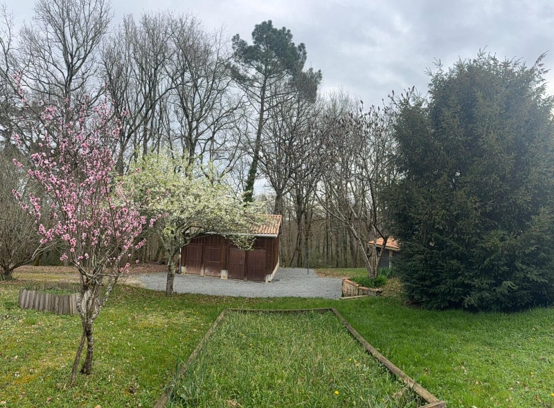 
                                                Vente
                                                 Maison de 170m2; 4 chambres avec dépendances et garages 3780m2 de terrain