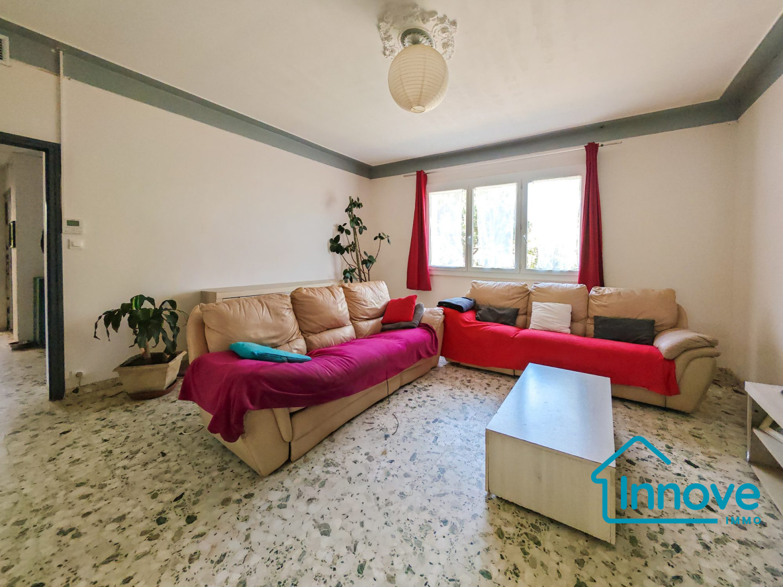 
                                                Vente
                                                 Maison de 280 m², avec deux logements communicants