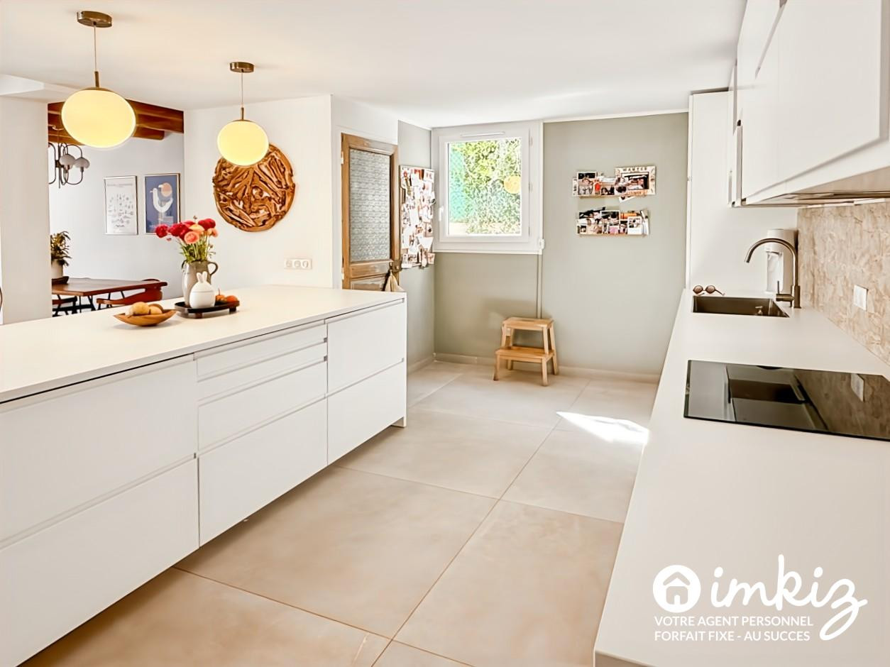 
                                                Vente
                                                 Maison de 3 chambres + piscine + garage