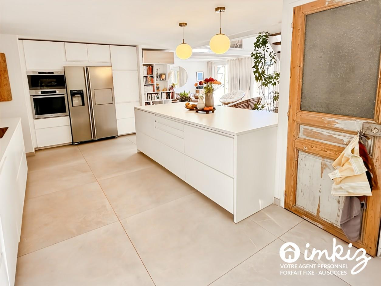 
                                                Vente
                                                 Maison de 3 chambres + piscine + garage
