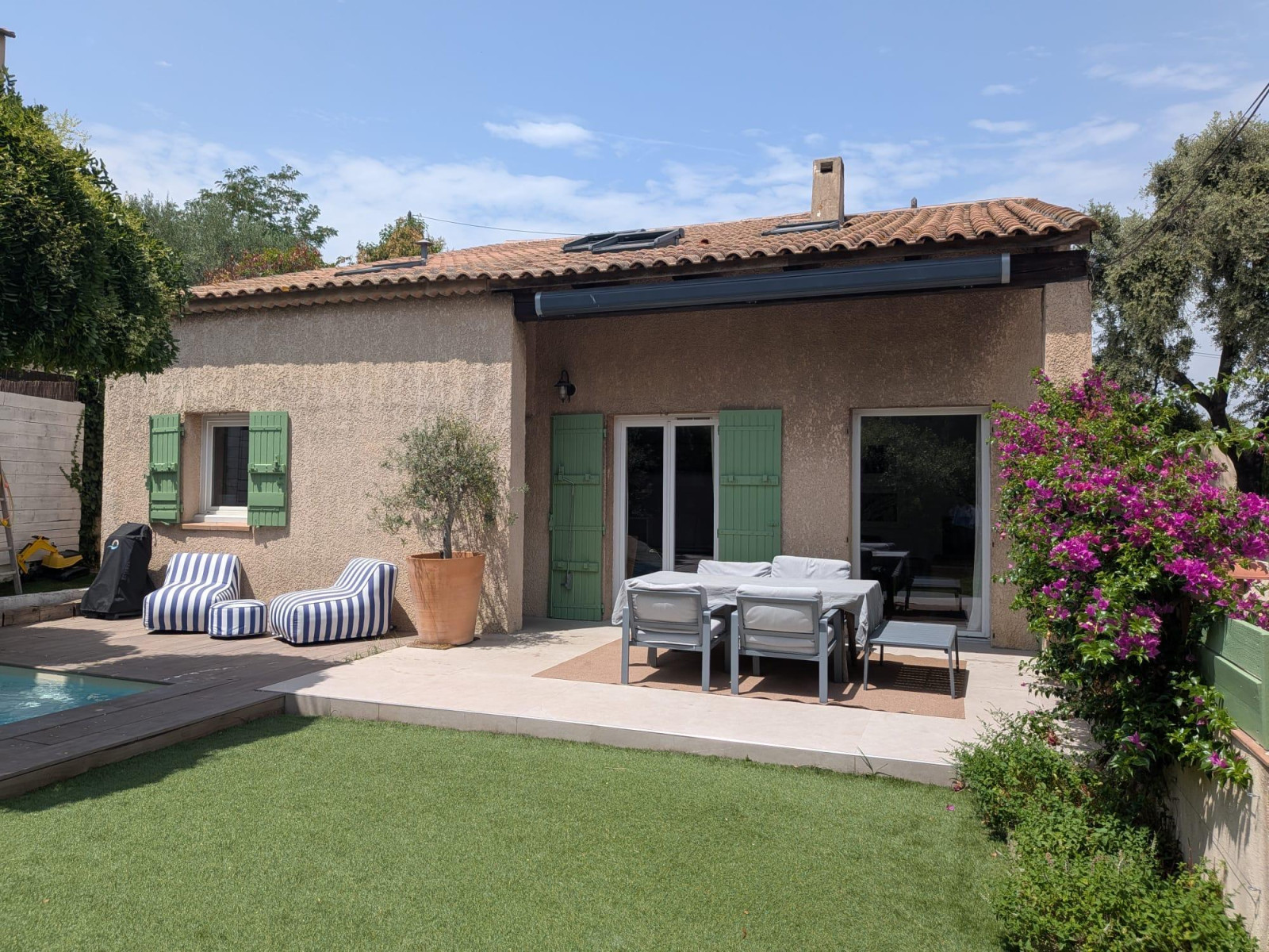 
                                                Vente
                                                 Maison de 3 chambres + piscine + garage