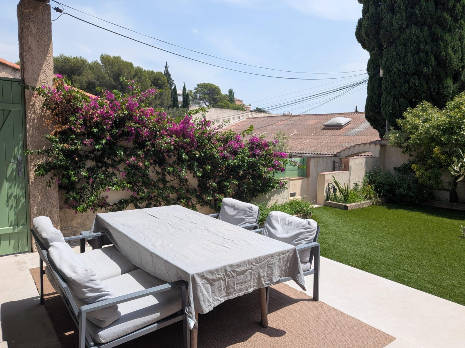 
                                                Vente
                                                 Maison de 3 chambres + piscine + garage