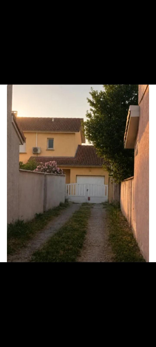 
                                                Location
                                                 Maison de 5 pièces secteur très calme