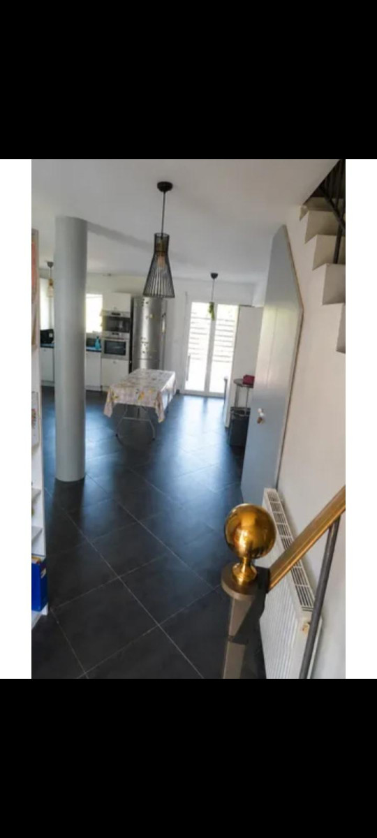 
                                                Location
                                                 Maison de 5 pièces secteur très calme