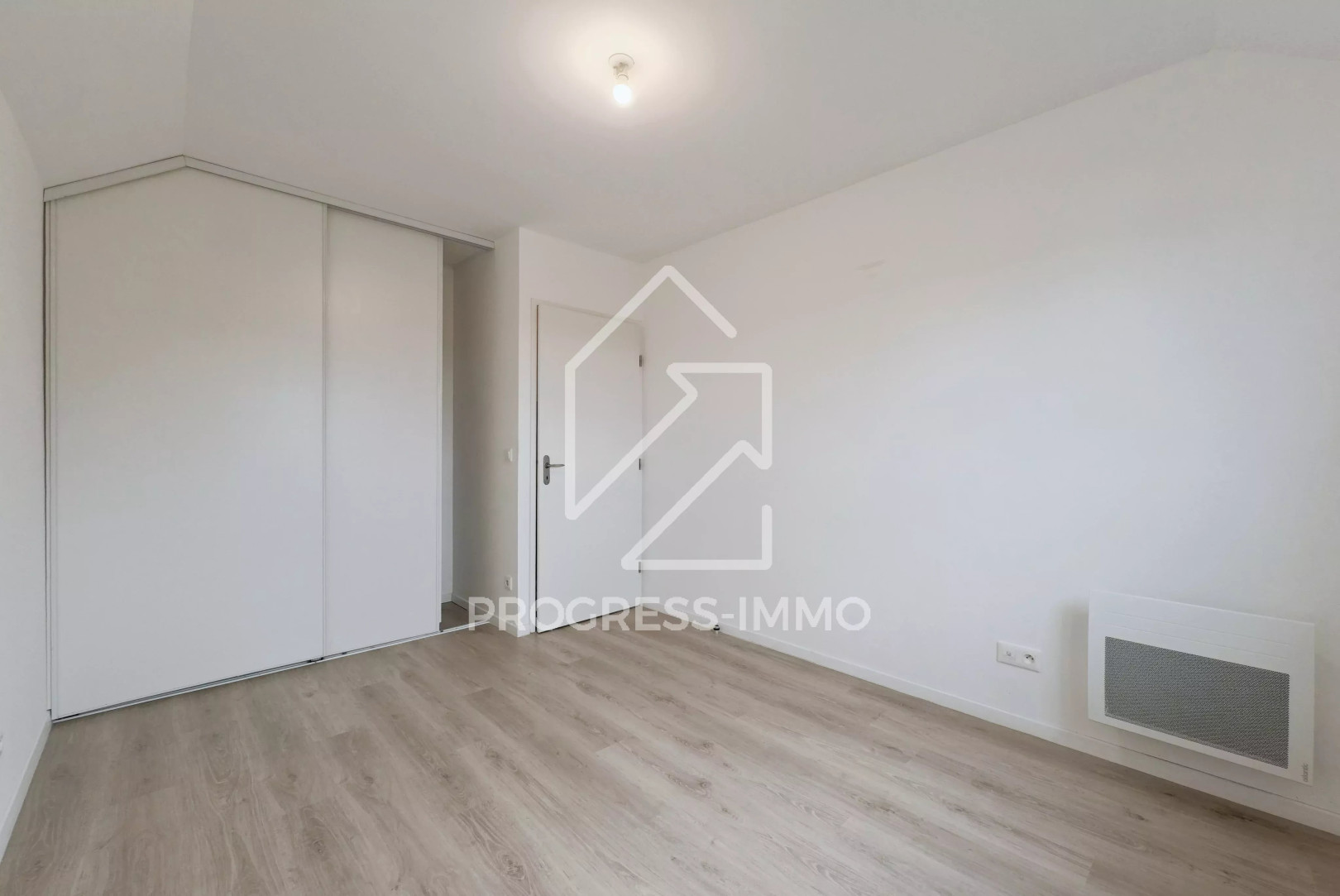 
                                                Vente
                                                 Maison de 85m² sur 238 m² terrain construction récente