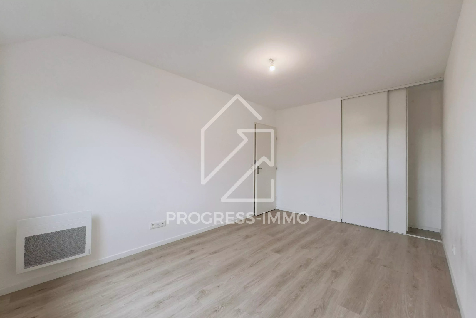 
                                                Vente
                                                 Maison de 85m² sur 238 m² terrain construction récente