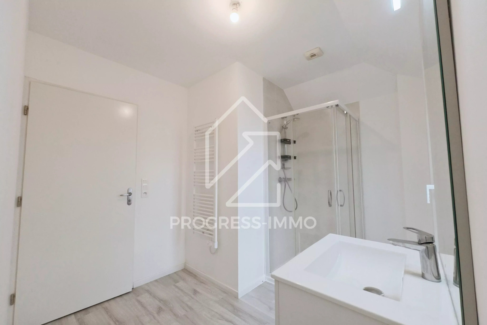 
                                                Vente
                                                 Maison de 85m² sur 238 m² terrain construction récente