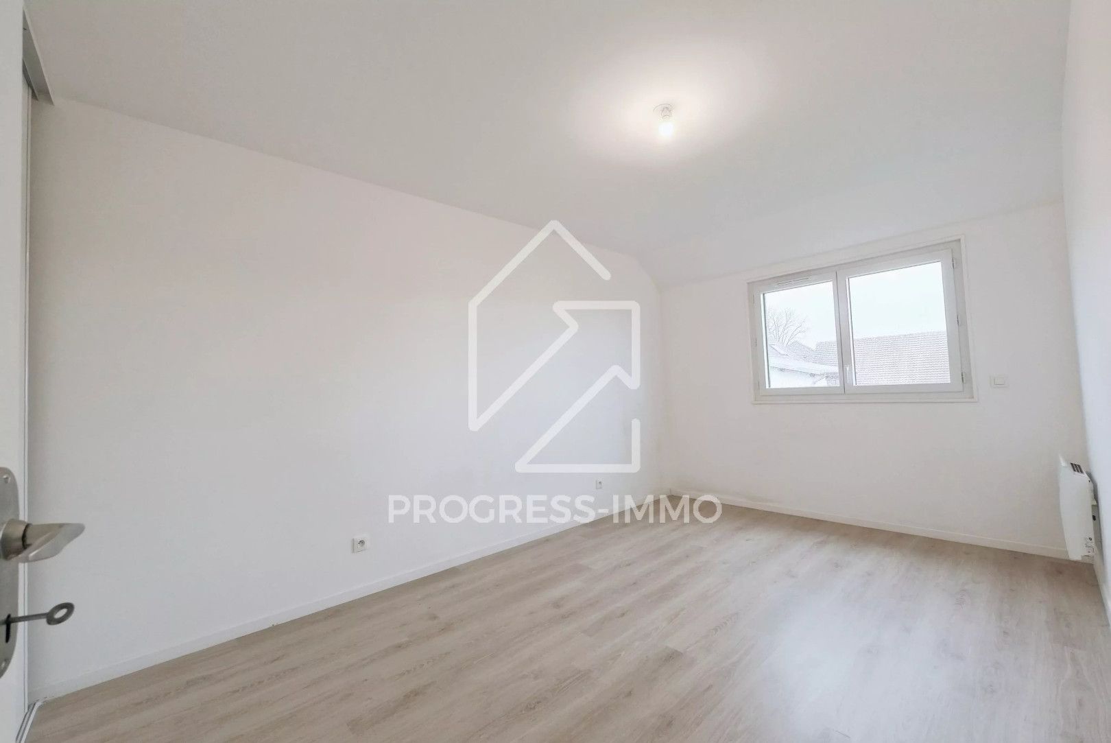 
                                                Vente
                                                 Maison de 85m² sur 238 m² terrain construction récente