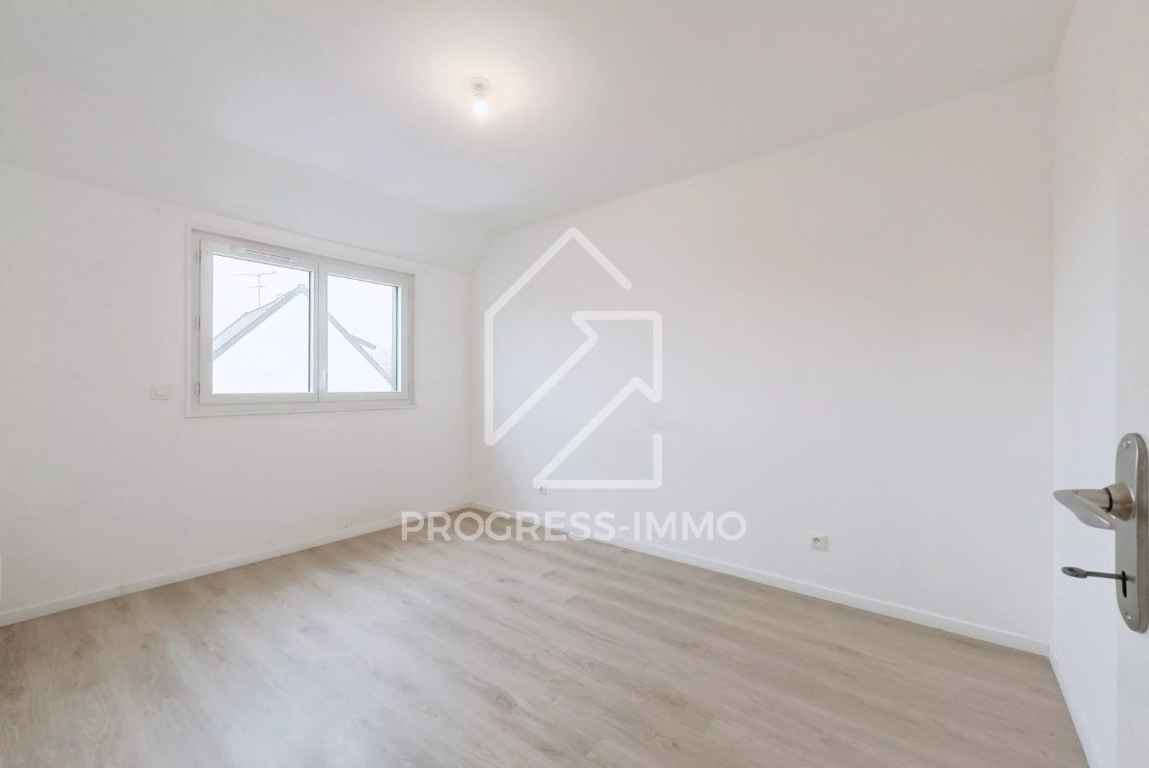 
                                                Vente
                                                 Maison de 85m² sur 238 m² terrain construction récente