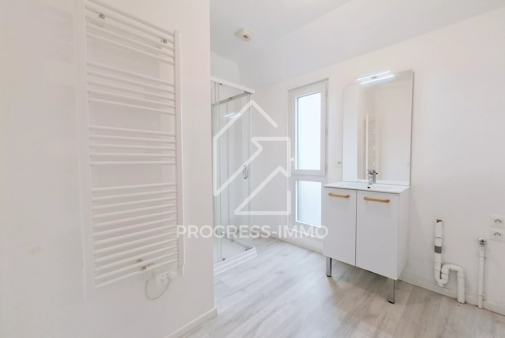 
                                                Vente
                                                 Maison de 85m² sur 238 m² terrain construction récente