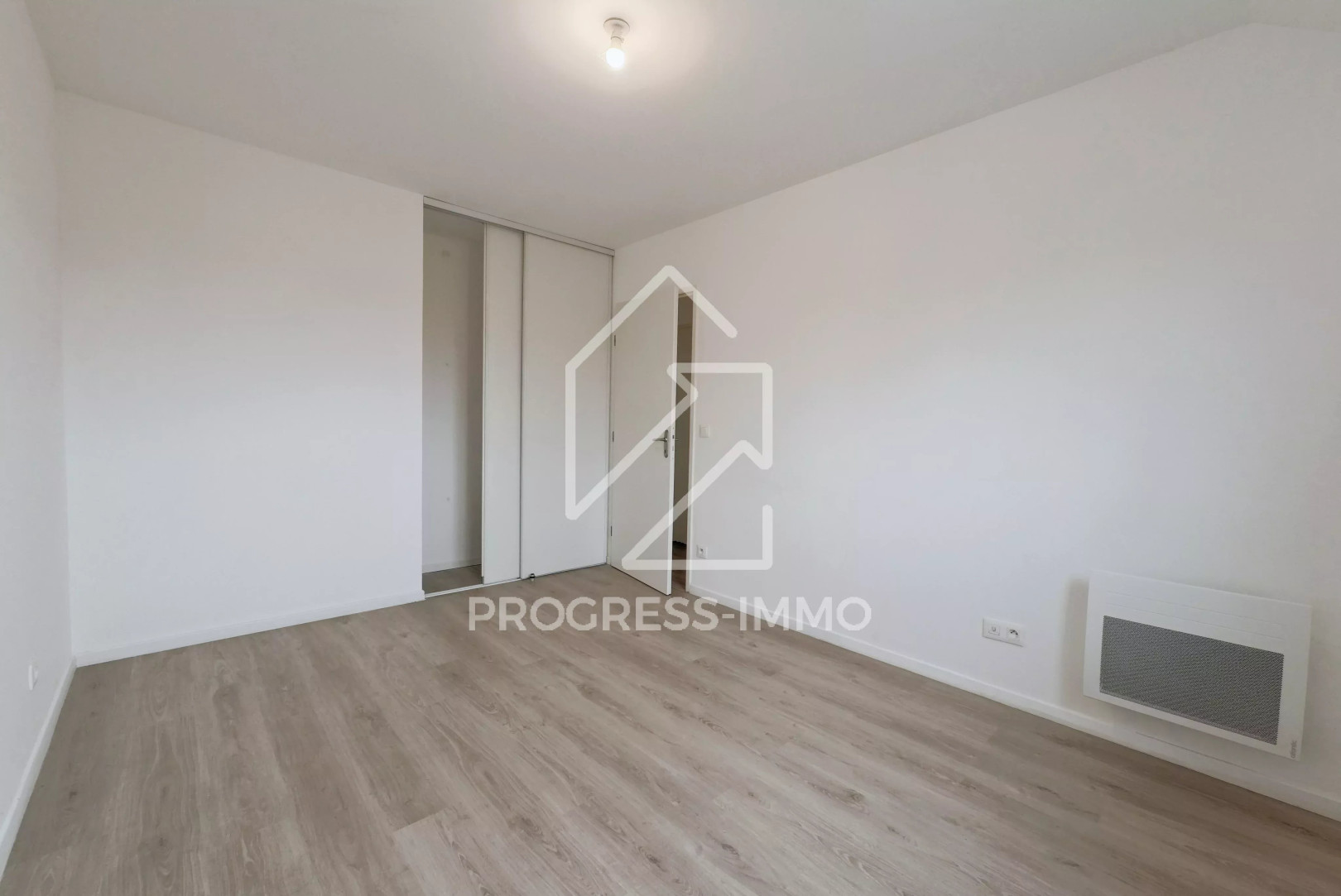
                                                Vente
                                                 Maison de 85m² sur 238 m² terrain construction récente