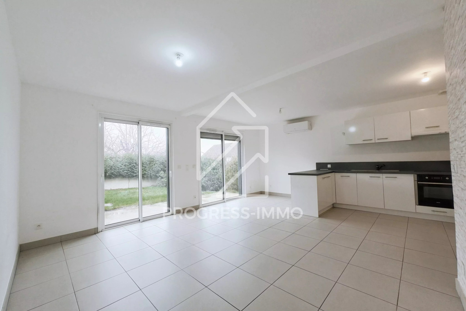 
                                                Vente
                                                 Maison de 85m² sur 238 m² terrain construction récente