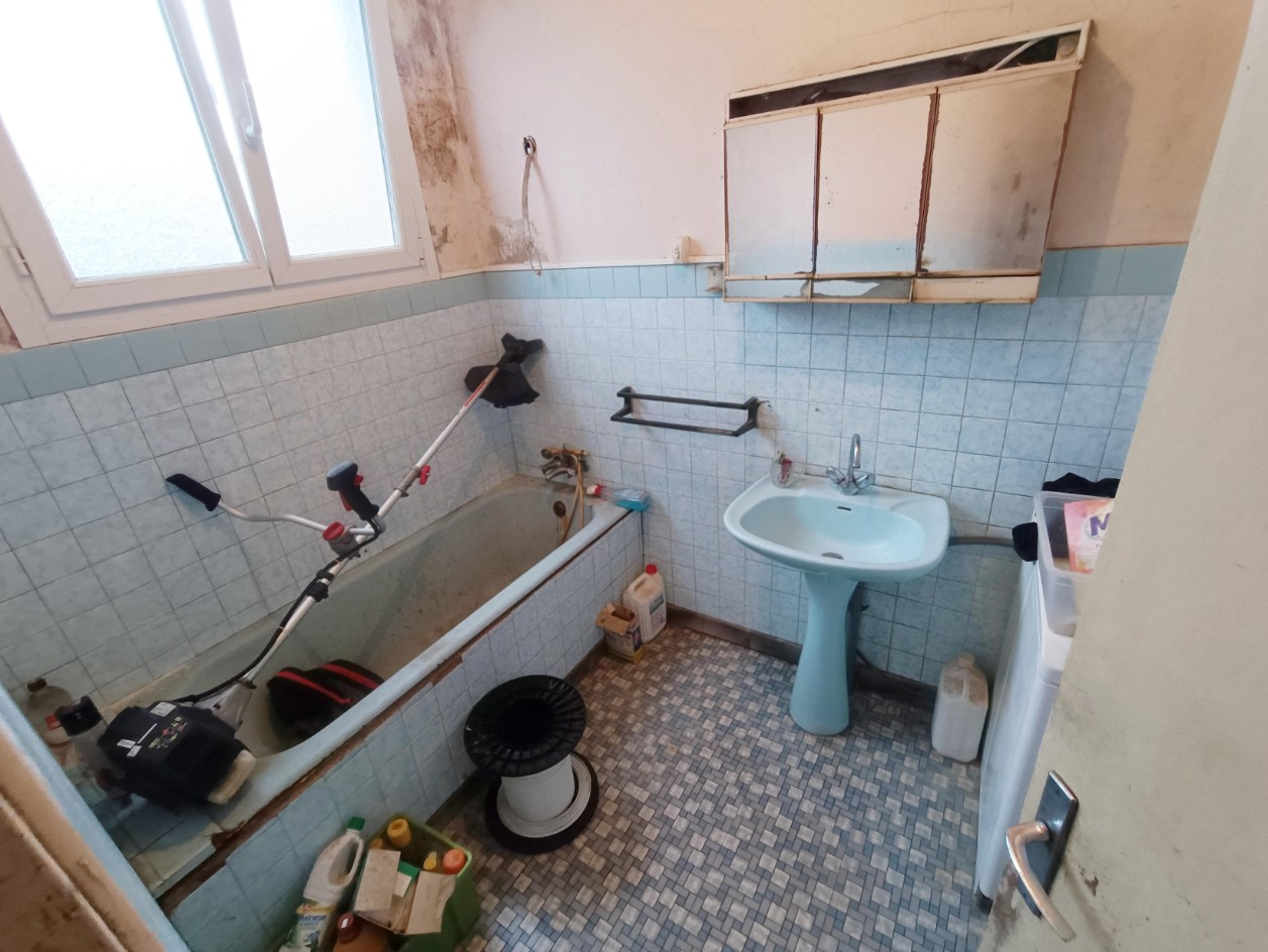 
                                                Vente
                                                 Maison de 85m2 sur un hectare de terrain