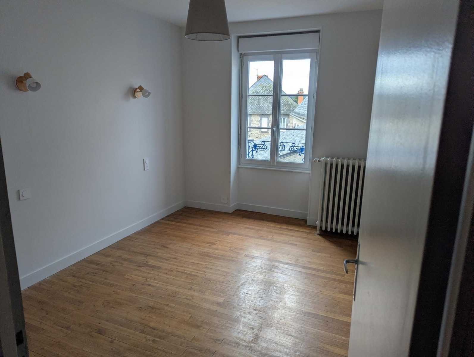 
                                                Location
                                                 Maison de bourg, cuisine et peinture refait à neuf