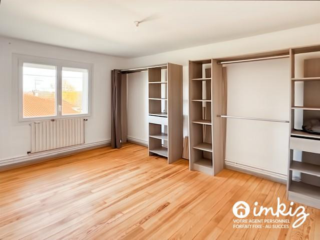 
                                                Vente
                                                 Maison de campagne de 7 pièces et hangar