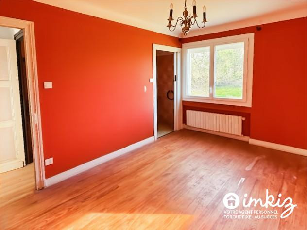 
                                                Vente
                                                 Maison de campagne de 7 pièces et hangar
