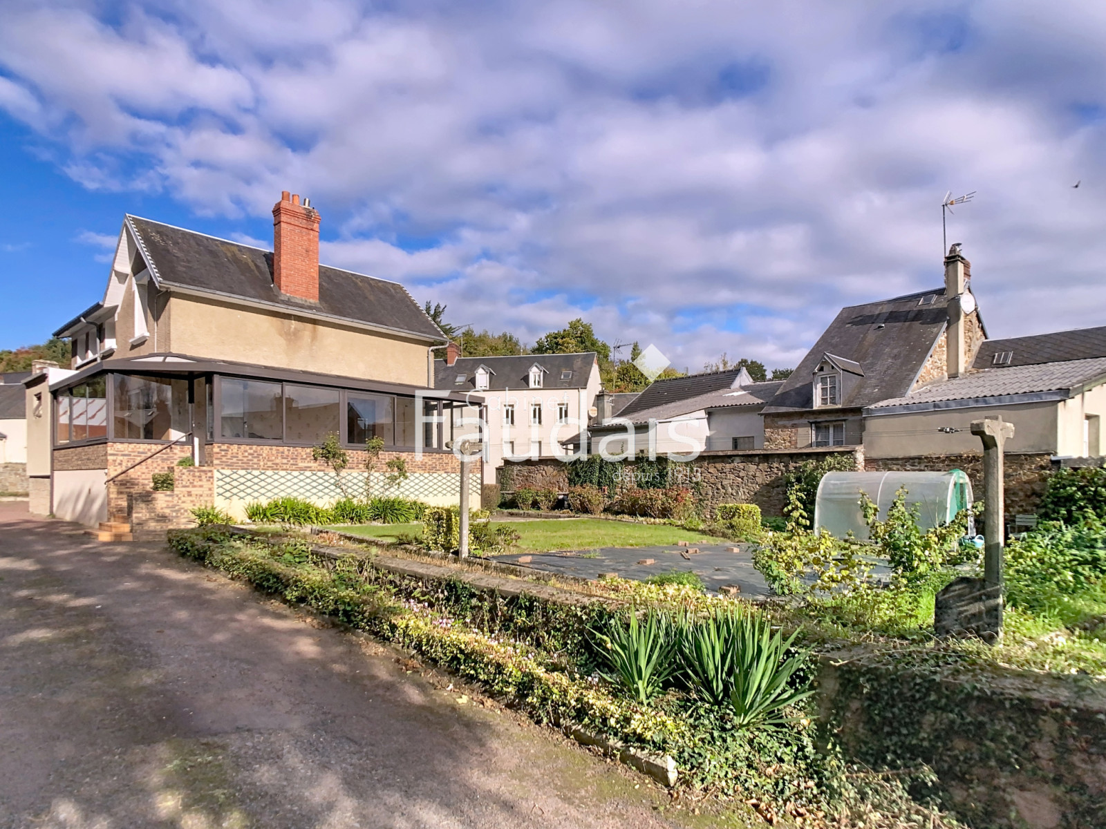 
                                                Vente
                                                 MAISON DE CARACTERE AVEC DEPENDANCE PROCHE COMMERCES