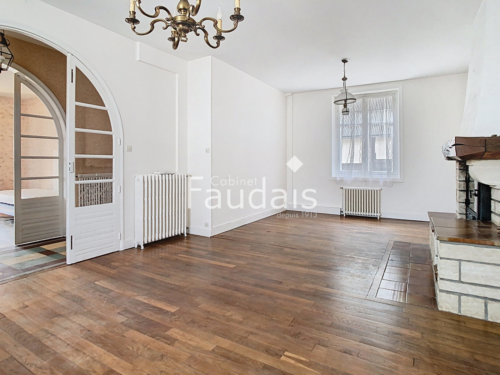 
                                                Vente
                                                 MAISON DE CARACTERE AVEC DEPENDANCE PROCHE COMMERCES