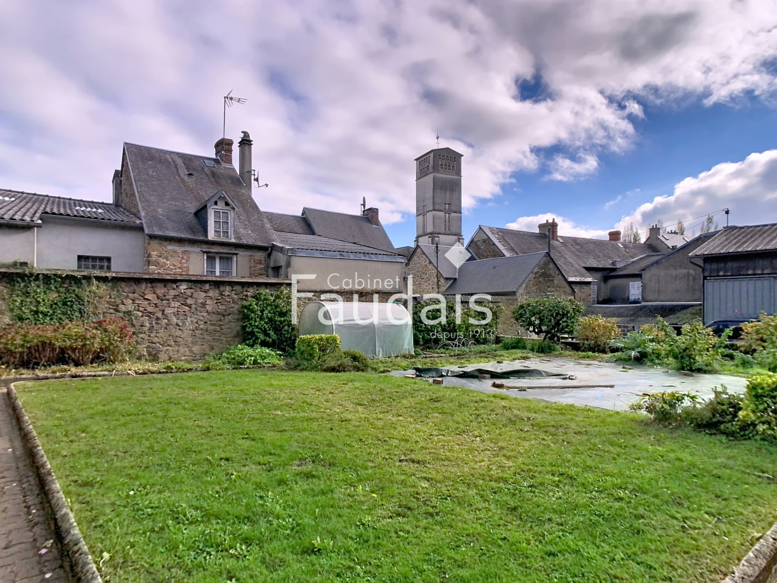 
                                                Vente
                                                 MAISON DE CARACTERE AVEC DEPENDANCE PROCHE COMMERCES