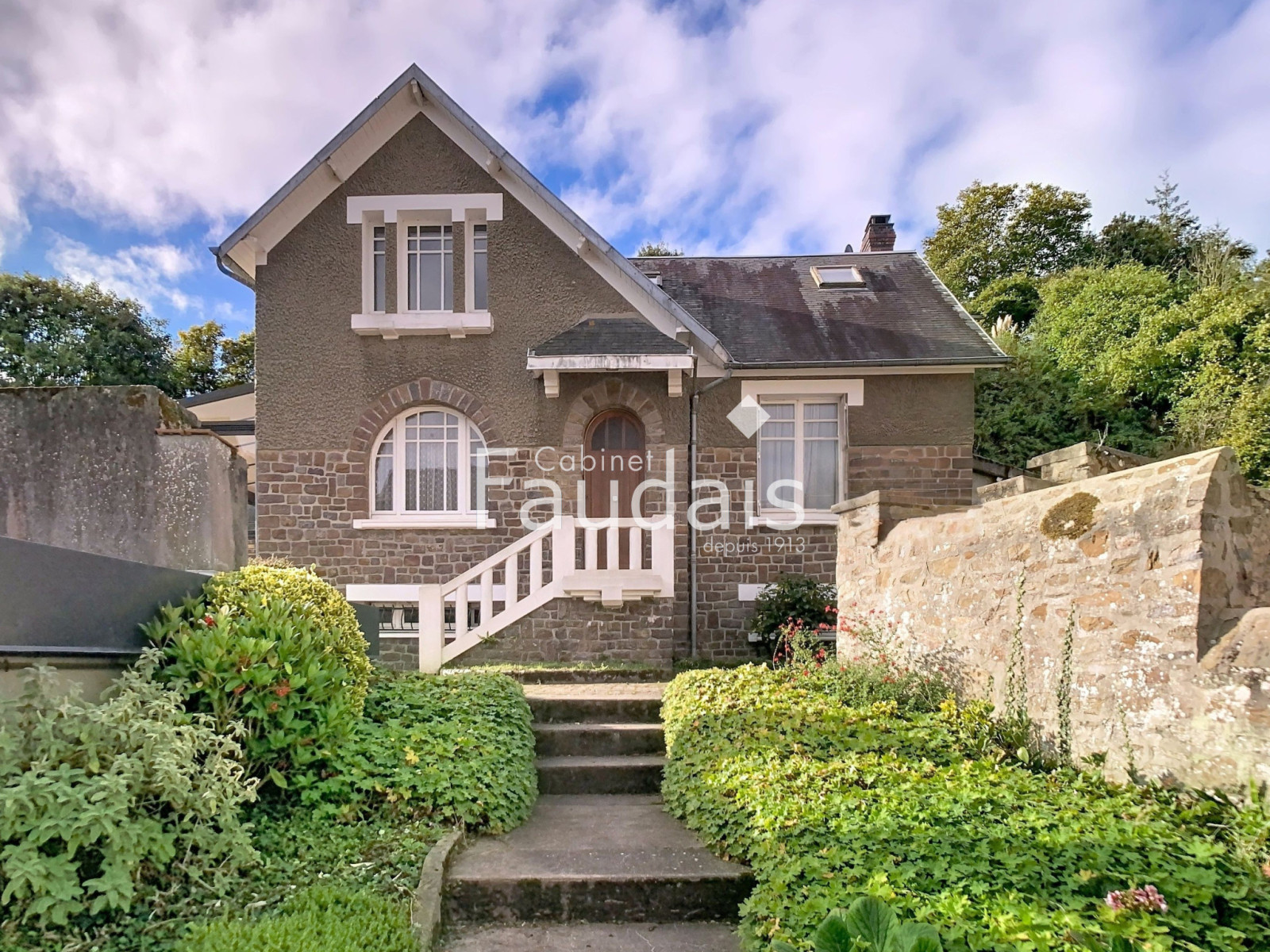 
                                                Vente
                                                 MAISON DE CARACTERE AVEC DEPENDANCE PROCHE COMMERCES